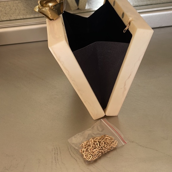 Clutches - Picture 7 of 8